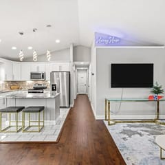Family Home in Oakwood, 12 Mins to Campus, Patio | Washer Dryer, 2 Bathrooms, Utilities and Internet Included, Great for Students or Families, Charming Oakwood-Lincoln Park Home, 10 Walk to Dining, 24 Hour Hospitality Team