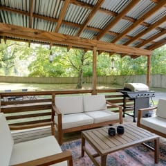 1-Story Home, Fenced Yard, Grill, Firepit, Parking |  Sleeps 10, Pet-Friendly, Smart TVs, 10 Mins to Nissan Stadium & Five Points, Cozy Bedrooms, Outdoor Fun, Perfect for Families & Groups