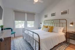 Sleep 20 in 2 Side-by-Side East Nashville Homes   |    Smart TVs, Workspaces And Fast WiFi, 2 Garages And Full Kitchens, Walk to Mas Tacos, 10 Min To Broadway, 24 Hr Hospitality - Image 3