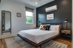 Stylish East Nash Townhouse, Walk to Favorite Eats | Cozy Den, Workspace, Smart TVs & Fast WiFi | Full Kitchen, Garage & 24 Hr Hospitality | Near Mas Tacos, Rosepepper & Five Points | 10 Min to Broadway - Image 2