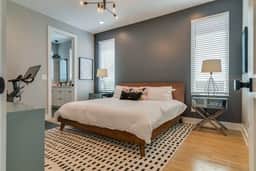 Stylish 4Bed Retreat with Rooftop, Garage, Peloton  |  Sleeps 12, Fire Table, Gourmet Kitchen, Cozy Living Space, Dedicated Parking, Near Distilleries, Marathon Village & Nightlife, Chic Skyline Views, 24 Hour Hospitality - Image 4