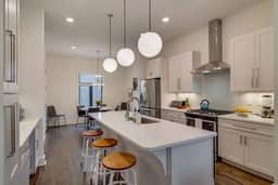 6 BR Gulch Homes, Garages, Rooftops, Walk to Gulch 10 Mins to Broadway, 24 Hour Hospitality Team, Perfect for Groups - Image 2