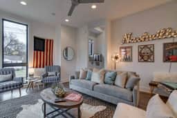 6 BR Gulch Homes, Garages, Rooftops, Walk to Gulch 10 Mins to Broadway, 24 Hour Hospitality Team, Perfect for Groups - Image 4
