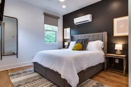 Modern East Nashville Retreat, Walk to Local Faves | Cozy Living Space, Smart TVs & Fast WiFi | Full Kitchen, Garage & Workspace | Steps to Mas Tacos & Rosepepper | 10 Min to Broadway & Nissan Stadium | 24 Hr Hospitality - Image 3