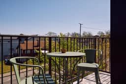 Light Filled Corner Penthouse In 12 South, Parking | Shared Courtyard, Near Coffee And Eateries - Image 4