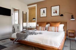 Light Filled Corner Penthouse In 12 South, Parking | Shared Courtyard, Near Coffee And Eateries - Image 2