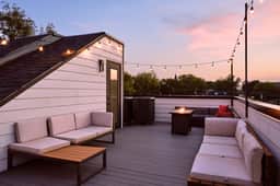 6 Bed with En Suite Baths, Host Up to 20, Rooftops, Parking, Gourmet Kitchens, Cozy Living Spaces, Skyline Views & Fire Table, Near Downtown, Distilleries & Marathon Village, High-Speed Wi-Fi, 24/7 Hospitality - Image 5