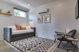 Charming East Nash Retreat, Walk to Dining Faves  | Cozy Den, Workspace & Smart TVs | Plush Velvet Sofa, Full Kitchen & Garage | Near Mas Tacos & Five Points, 10 Min to Broadway | 24 Hr Hospitality - Image 4
