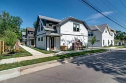 Charming East Nash Retreat, Walk to Dining Faves  | Cozy Den, Workspace & Smart TVs | Plush Velvet Sofa, Full Kitchen & Garage | Near Mas Tacos & Five Points, 10 Min to Broadway | 24 Hr Hospitality - Image 5