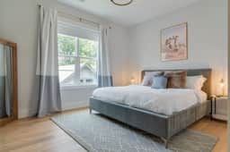 Monthly West End Retreat In Elevator Building | 3 King Beds, Patio, Spacious Long Term Listing, Sleeping Space for Guests, Perfect for Vanderbilt Students, Walk to Campus, 24 Hr Hospitality - Image 2