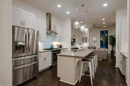 Modern 3BR with Garage, Rooftop, Hot Neighborhood 10 Mins to Broadway, 24 Hour Hospitality Team, Perfect for Groups - Image 3