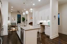 Modern 3BR with Garage, Rooftop, Hot Neighborhood 10 Mins to Broadway, 24 Hour Hospitality Team, Perfect for Groups - Image 5