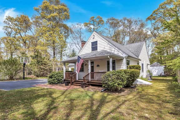 Jenkins Pond Beach Access, Basketball Hoop & Grill | Bright Cape Cod Retreat near Jenkins Pond in Falmouth. Parking, Modern Retreat with Outdoor Space, 24 Hour Hospitality - Image 1