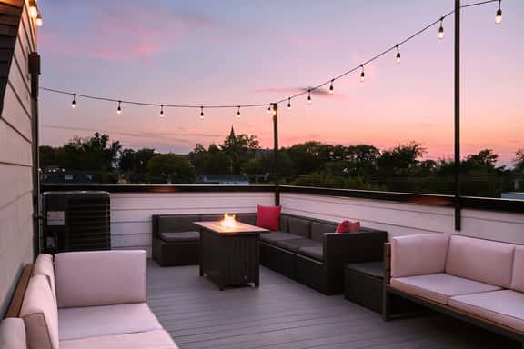 Stylish 3-Bed Retreat, Rooftop, Parking, Sleeps 10  |  Ensuite Baths, Bunk Room, Gourmet Kitchen, Cozy Living Space, Rooftop Views & Fire Table, Near Downtown, Distilleries & Marathon Village, 24 Hr Hospitality - Image 1