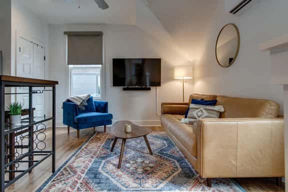 Stylish East Nash Townhouse, Walk to Favorite Eats | Cozy Den, Workspace, Smart TVs & Fast WiFi | Full Kitchen, Garage & 24 Hr Hospitality | Near Mas Tacos, Rosepepper & Five Points | 10 Min to Broadway - Image 1