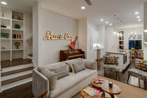 6 BR Gulch Homes, Garages, Rooftops, Walk to Gulch 10 Mins to Broadway, 24 Hour Hospitality Team, Perfect for Groups - Image 1