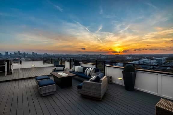 The Alistair House, Rooftop View, Hot Tub & Garage, Close To Downtown, Less than 10 Mins to 5 Points, Broadway Nissan Stadium, 3 Spacious Suites, Workspace,  Garage Spaces and Ample Parking, 24 Hr Hospitality - Image 1