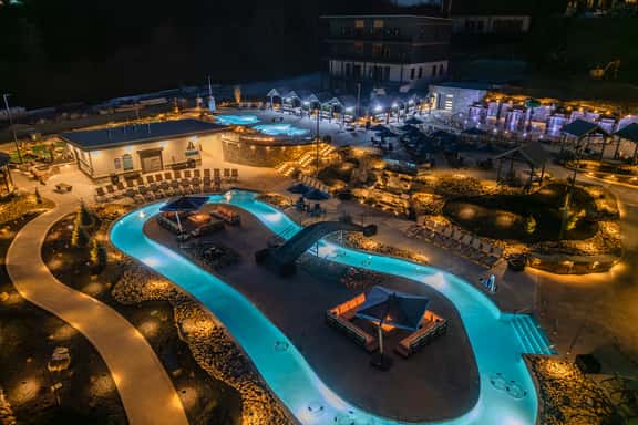Sleep 18, Water Park, Indoor Pool, 10 Mins to PF, Hot Tub, Seasonal Waterpark with Pools, Splash Pad and Lazy River, Movie Theatre, Game Room, Fire Pits, Year Round Indoor Pool, Views, 24 Hr Hospitality, Great for Families - Image 1