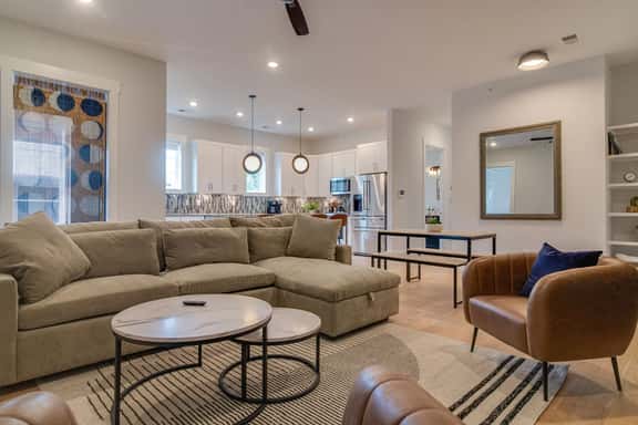 Monthly West End Retreat In Elevator Building     |     3 King Beds, Patio, Spacious Long Term Listing, Sleeping Space for Guests, Perfect for Vanderbilt Students, Walk to Campus, 24 Hr Hospitality - Image 1