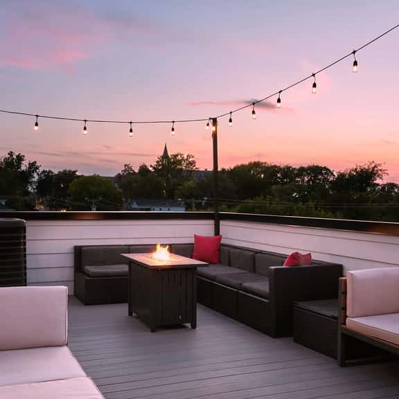 Stylish 3-Bed Retreat, Rooftop, Parking, Sleeps 10  |  Ensuite Baths, Bunk Room, Gourmet Kitchen, Cozy Living Space, Rooftop Views & Fire Table, Near Downtown, Distilleries & Marathon Village, 24 Hr Hospitality - Image 1
