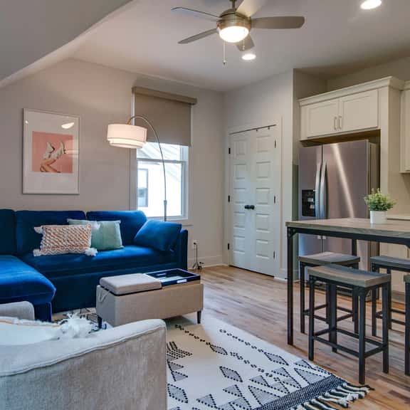 Modern East Nashville Townhouse for Monthly Stays | Ideal for Travel Nurses, Relocation & Digital Nomads | Full Kitchen, Workspace, Smart TVs & Fast WiFi | Private Garage, Near Mas Tacos & Rosepepper | 10 Min to Broadway & Vanderbilt - Image 1