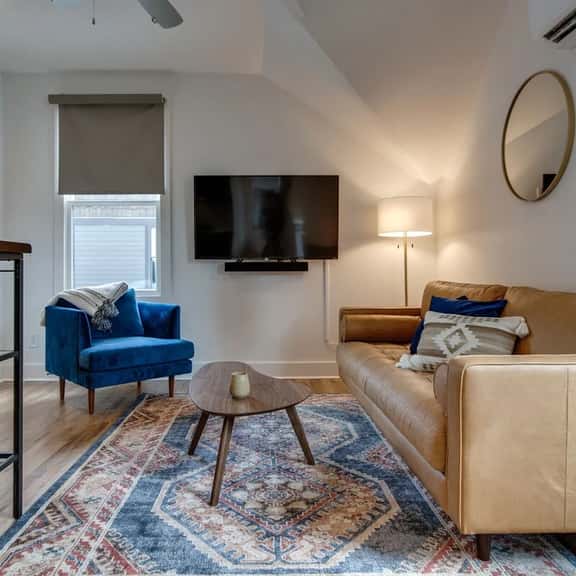 Stylish East Nash Townhouse, Walk to Favorite Eats | Cozy Den, Workspace, Smart TVs & Fast WiFi | Full Kitchen, Garage & 24 Hr Hospitality | Near Mas Tacos, Rosepepper & Five Points | 10 Min to Broadway - Image 1
