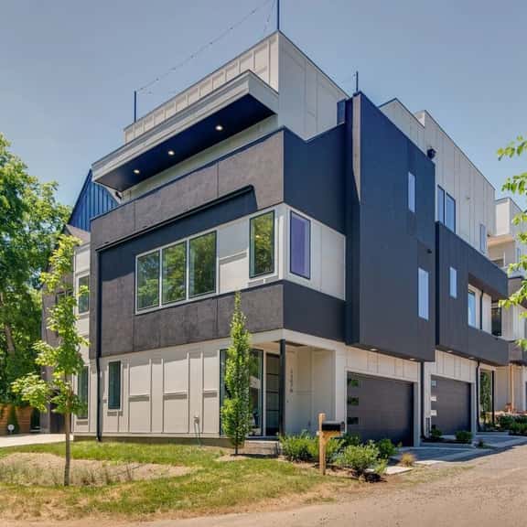 Stylish 4Bed Retreat with Rooftop, Garage, Peloton  |  Sleeps 12, Fire Table, Gourmet Kitchen, Cozy Living Space, Dedicated Parking, Near Distilleries, Marathon Village & Nightlife, Chic Skyline Views, 24 Hour Hospitality - Image 1
