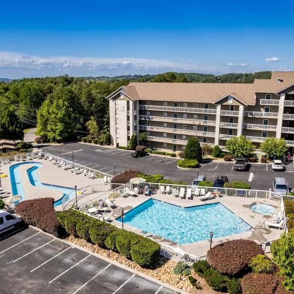 Condo for 6, Outdoor Pool+Lazy River, Gym, Patio   |  1 Block to Parkway , Seasonal Outdoor Pool with Lazy River, Near Dollywood & Smoky Mountains, 24/7 Hospitality, Cozy Living Space - Image 1