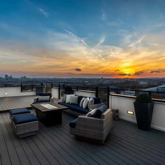 The Alistair House, Rooftop View, Hot Tub & Garage, Close To Downtown, Less than 10 Mins to 5 Points, Broadway Nissan Stadium, 3 Spacious Suites, Workspace,  Garage Spaces and Ample Parking, 24 Hr Hospitality - Image 1