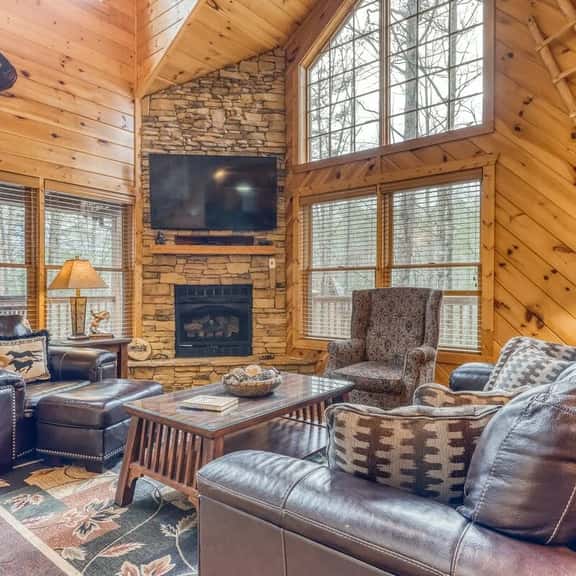 Rustic Cabin with Hot Tub, Large Deck & Game Room Two King Suites and Loft Game Room Bunks, 10 Mins to Gatlinburg, 20 Mins to Pigeon Forge Great for Families, 24 Hr Hospitality, Dog Friendly - Image 1