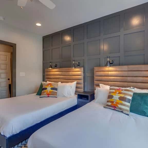 Sleep 20 in 2 Side-by-Side East Nashville Homes   |    Smart TVs, Workspaces And Fast WiFi, 2 Garages And Full Kitchens, Walk to Mas Tacos, 10 Min To Broadway, 24 Hr Hospitality - Image 1