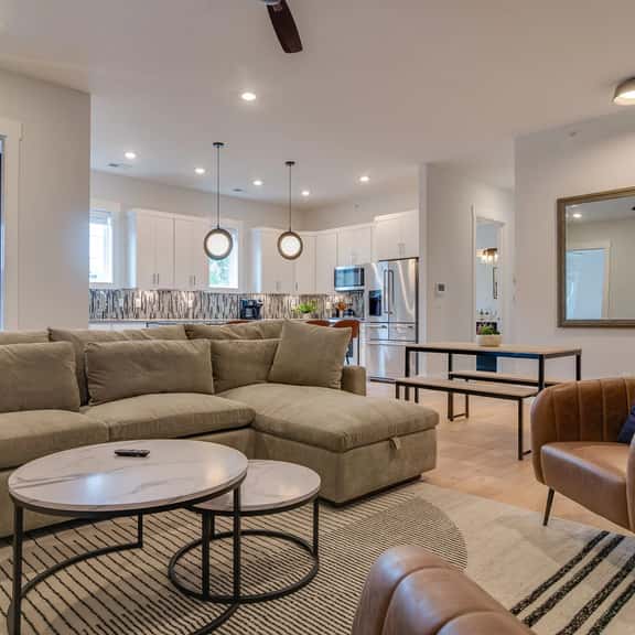 Monthly West End Retreat In Elevator Building     |     3 King Beds, Patio, Spacious Long Term Listing, Sleeping Space for Guests, Perfect for Vanderbilt Students, Walk to Campus, 24 Hr Hospitality - Image 1