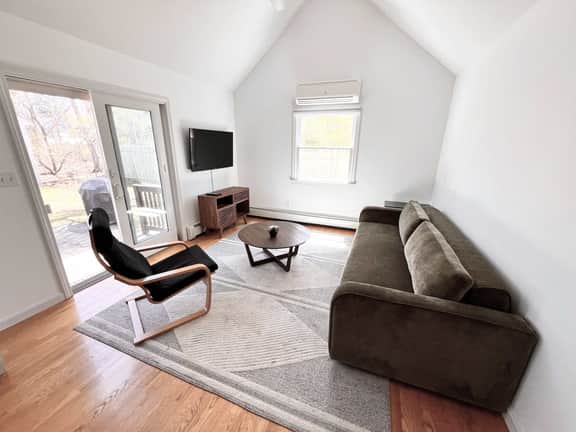 Jenkins Pond Beach Access, Basketball Hoop & Grill | Bright Cape Cod Retreat near Jenkins Pond in Falmouth. Parking, Modern Retreat with Outdoor Space, 24 Hour Hospitality - Image 3