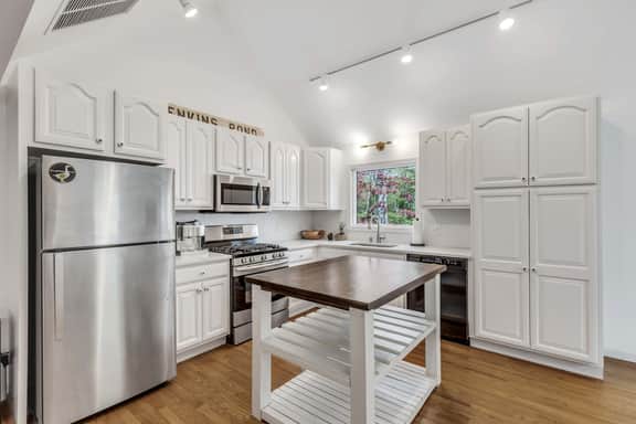 Jenkins Pond Beach Access, Basketball Hoop & Grill | Bright Cape Cod Retreat near Jenkins Pond in Falmouth. Parking, Modern Retreat with Outdoor Space, 24 Hour Hospitality - Image 5