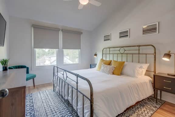 Sleep 20 in 2 Side-by-Side East Nashville Homes   |    Smart TVs, Workspaces And Fast WiFi, 2 Garages And Full Kitchens, Walk to Mas Tacos, 10 Min To Broadway, 24 Hr Hospitality - Image 3