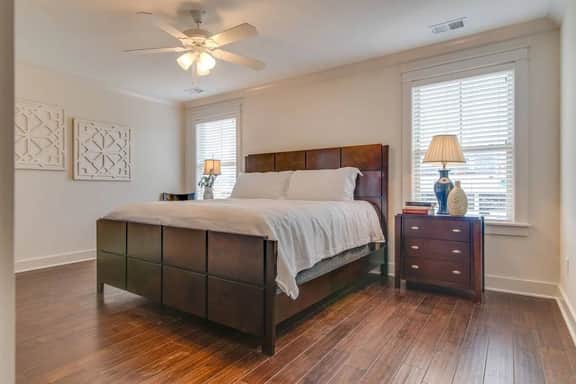Modern 3 King Belmont Retreat with 2 Living Rooms | Walk to Belmont & Vanderbilt | Near Music Row, The Gulch & 12th South | 2 miles to Broadway | Large Dining Table, Smart TVs, Parking, 24 Hr Hospitality - Image 4