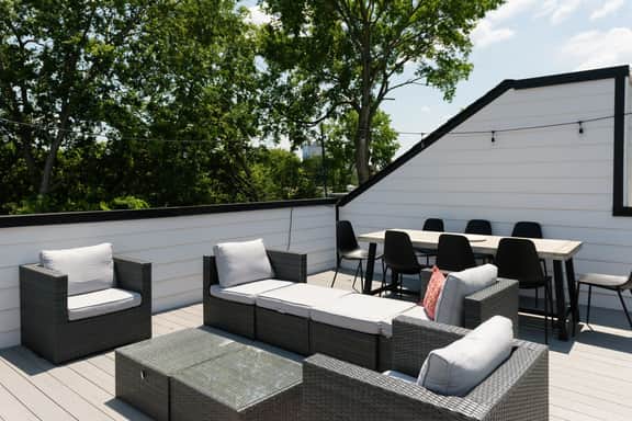 Gated Luxe Home with Rooftop, Bunk Room, & Parking | Sleeps 10 with King Suite, Queen Rooms & Custom Bunks, Chef’s Kitchen w/ Wine Fridge, Rooftop Patio, Dog Friendly, Dedicated Parking, Mins from Downtown and Broadway, 24 Hour Hospitality - Image 4
