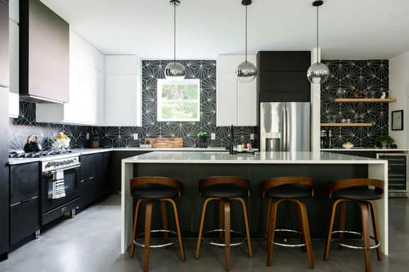 Gated Luxe Home with Rooftop, Bunk Room, & Parking | Sleeps 10 with King Suite, Queen Rooms & Custom Bunks, Chef’s Kitchen w/ Wine Fridge, Rooftop Patio, Dog Friendly, Dedicated Parking, Mins from Downtown and Broadway, 24 Hour Hospitality - Image 2
