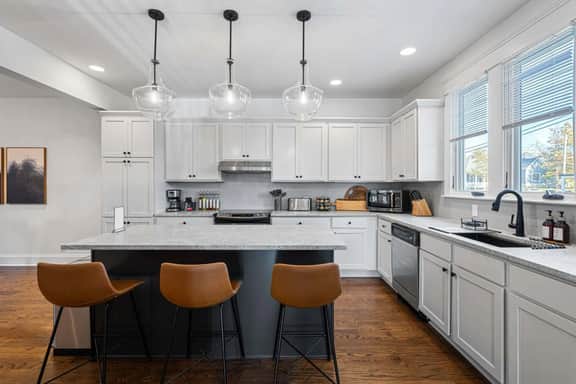 Walk to Five Points | 2 Patios + Private Garage       |     Close to Dining and Bars, Board Games, 10 Mins to Broadway, 24 Hour Hospitality - Image 4