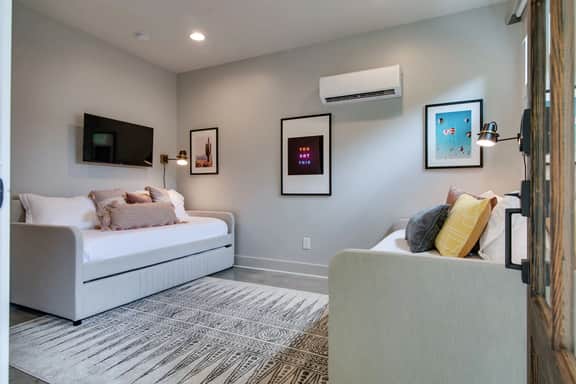 Modern East Nashville Townhouse for Monthly Stays | Ideal for Travel Nurses, Relocation & Digital Nomads | Full Kitchen, Workspace, Smart TVs & Fast WiFi | Private Garage, Near Mas Tacos & Rosepepper | 10 Min to Broadway & Vanderbilt - Image 4