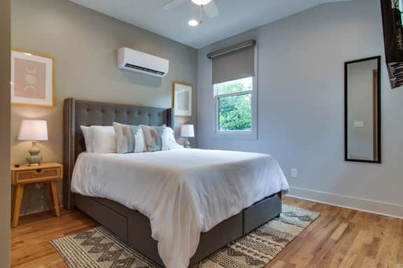 Modern East Nashville Townhouse for Monthly Stays | Ideal for Travel Nurses, Relocation & Digital Nomads | Full Kitchen, Workspace, Smart TVs & Fast WiFi | Private Garage, Near Mas Tacos & Rosepepper | 10 Min to Broadway & Vanderbilt - Image 2