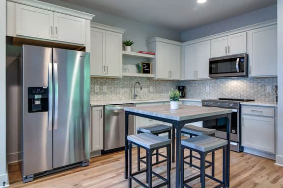 Modern East Nashville Townhouse for Monthly Stays | Ideal for Travel Nurses, Relocation & Digital Nomads | Full Kitchen, Workspace, Smart TVs & Fast WiFi | Private Garage, Near Mas Tacos & Rosepepper | 10 Min to Broadway & Vanderbilt - Image 3