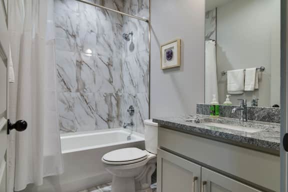 Modern East Nashville Townhouse for Monthly Stays | Ideal for Travel Nurses, Relocation & Digital Nomads | Full Kitchen, Workspace, Smart TVs & Fast WiFi | Private Garage, Near Mas Tacos & Rosepepper | 10 Min to Broadway & Vanderbilt - Image 5