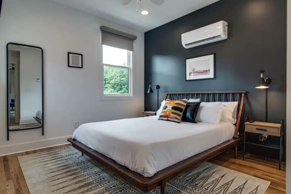 Stylish East Nash Townhouse, Walk to Favorite Eats | Cozy Den, Workspace, Smart TVs & Fast WiFi | Full Kitchen, Garage & 24 Hr Hospitality | Near Mas Tacos, Rosepepper & Five Points | 10 Min to Broadway - Image 2