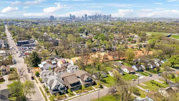 East Nashville, Flexible Group Layout, 2 CarGarage | 2 Car Garage, Smart TVs in Every Room, Near Five Points, The Gulch And 10 min to Broadway, 24 Hr Hospitality - Image 2