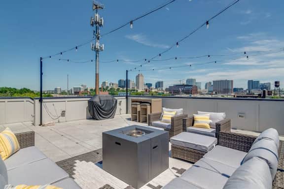 Stylish 4Bed Retreat with Rooftop, Garage, Peloton  |  Sleeps 12, Fire Table, Gourmet Kitchen, Cozy Living Space, Dedicated Parking, Near Distilleries, Marathon Village & Nightlife, Chic Skyline Views, 24 Hour Hospitality - Image 5