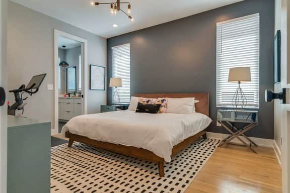 Stylish 4Bed Retreat with Rooftop, Garage, Peloton  |  Sleeps 12, Fire Table, Gourmet Kitchen, Cozy Living Space, Dedicated Parking, Near Distilleries, Marathon Village & Nightlife, Chic Skyline Views, 24 Hour Hospitality - Image 4