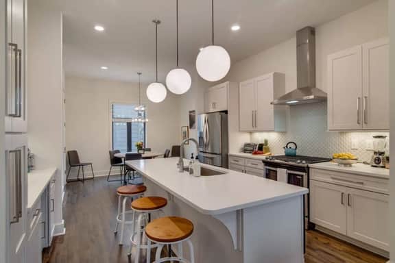 6 BR Gulch Homes, Garages, Rooftops, Walk to Gulch 10 Mins to Broadway, 24 Hour Hospitality Team, Perfect for Groups - Image 2