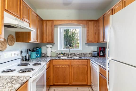 Condo for 6, Outdoor Pool+Lazy River, Gym, Patio |  1 Block to Parkway , Seasonal Outdoor Pool with Lazy River, Near Dollywood & Smoky Mountains, 24/7 Hospitality, Cozy Living Space - Image 5