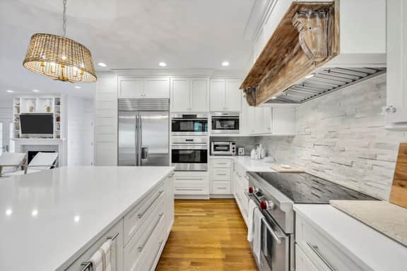 7BR Estate · One Block to Ocean · Sleeps 22 - Image 3